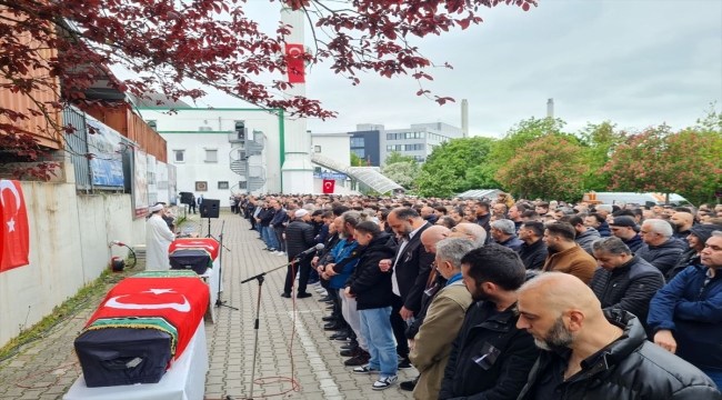 Almanya'daki silahlı saldırıda yaşamını yitiren iki Türk işçinin cenazeleri Türkiye'ye gönderildi 