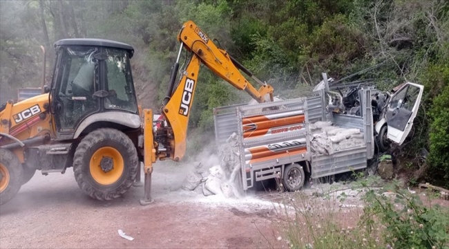 Antalya'da kayalığa çarpan kamyonetteki 2 kişi öldü, 1 kişi yaralandı