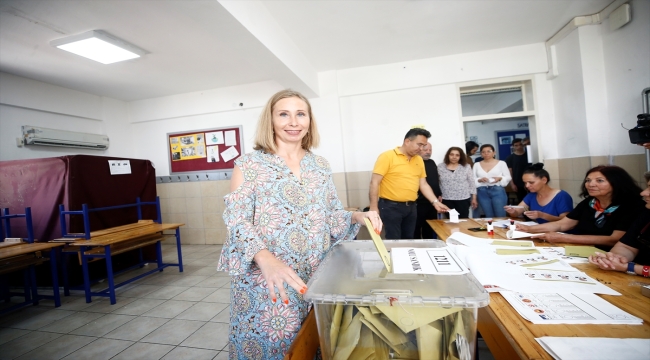 Antalya'da Türk vatandaşı olan yabancılar oylarını kullanıyor