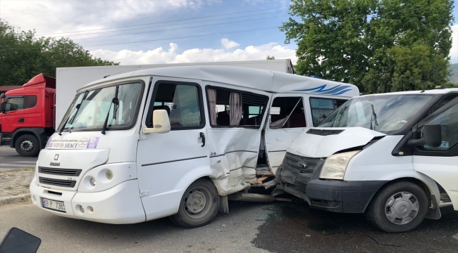 Aydın'da öğrenci servisi ile kamyonetin çarpıştığı kazada 13 kişi yaralandı