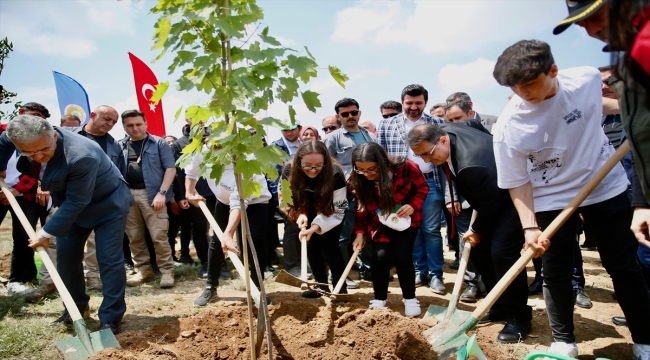 Bakan Dönmez, Eskişehir'de gençlerle fidan dikip piknik yaptı