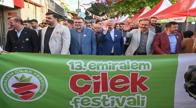 Bakan Kasapoğlu, İzmir'de 13. Emiralem Çilek Festivali'nde konuştu