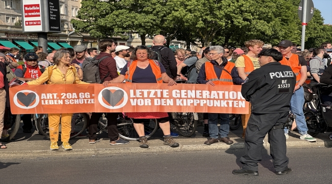 Berlin'de çevreci grup "Son Kuşak"a destek için yürüyüş düzenlendi