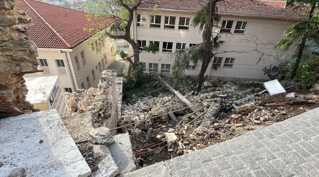 Beyoğlu'nda istinat duvarının çökmesi sonucu 3 bina boşaltıldı