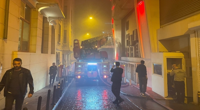 Beyoğlu'nda tadilattaki eğlence mekanında çıkan yangın söndürüldü