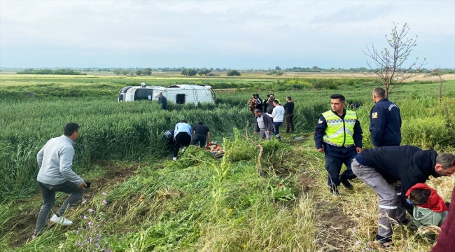 Bursa'da tarlaya devrilen işçi servisindeki 8 kişi yaralandı