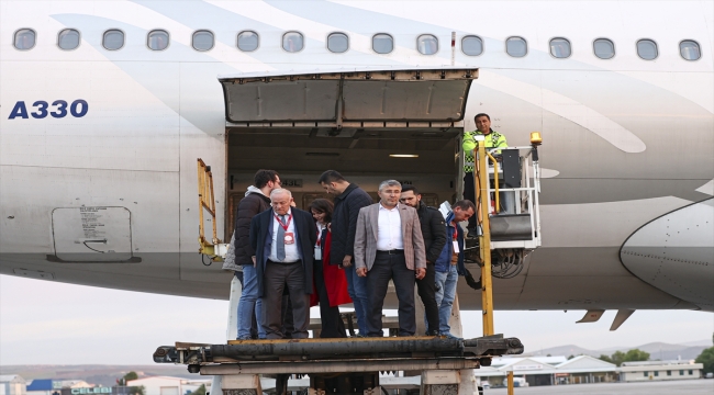 Cumhurbaşkanı Seçimi ikinci turu için yurt dışında kullanılan oyları taşıyan uçak Ankara'ya indi