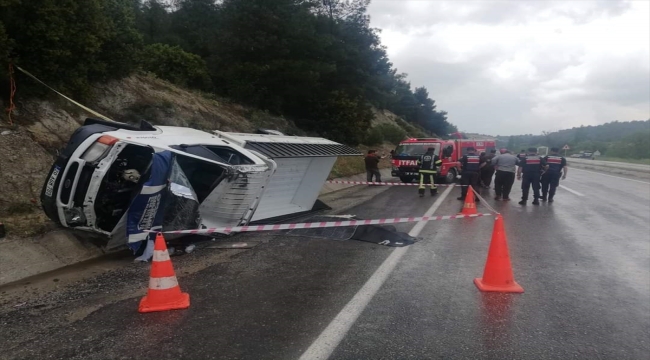 Denizli'de devrilen kamyonetteki 1 kişi öldü, 1 kişi yaralandı