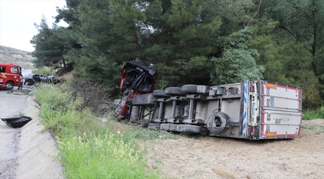 Denizli'de tırla otomobilin çarpıştığı kazada aynı aileden 4 kişi öldü