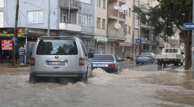 Denizli'nin Çivril ilçesinde sağanak hayatı olumsuz etkiledi