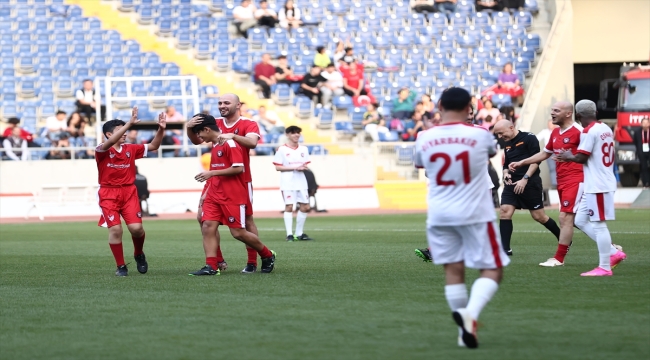 Depremzede çocuklar için sahaya çıktılar