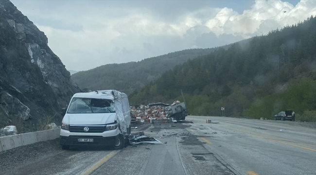 Erzincan'da arı kovanı yüklü tır ile kamyonet çarpıştı, 2 kişi yaralandı