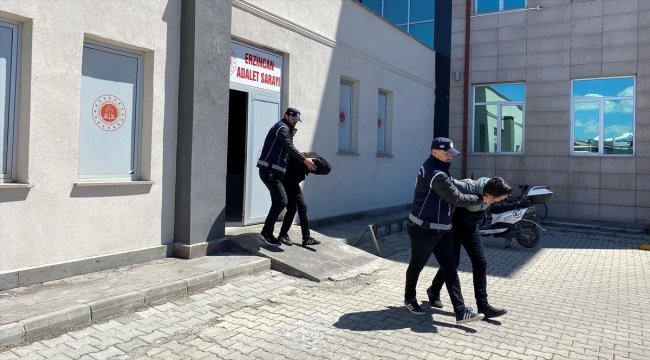 Erzincan'da göçmen kaçakçılığı yaptıkları iddiasıyla iki zanlı tutuklandı