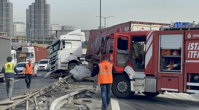 Esenyurt'ta refüje çarpan tır trafik yoğunluğu oluşturdu