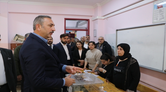 Eski Adalet Bakanı Abdulhamit Gül, Gaziantep'te oyunu kullandı: