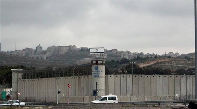 Filistinli mahkumlar iki cezaevi polisini rehin aldı