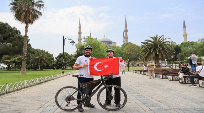 Fransa'dan bisikletle hacca gitmek için yola çıkan Fas asıllı Fransız yazar İstanbul'da 
