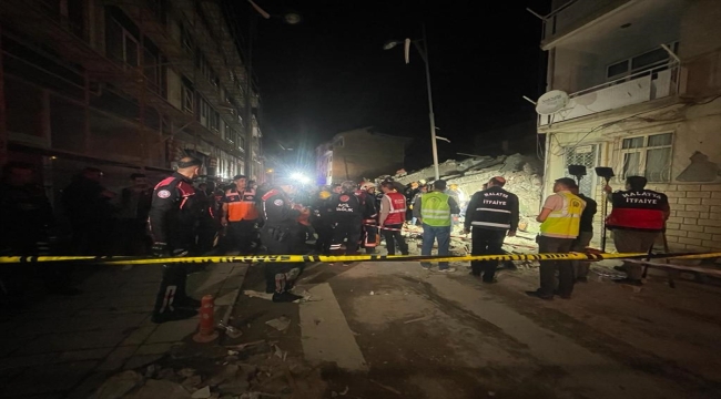 Malatya'da ağır hasarlı 3 katlı bina çöktü