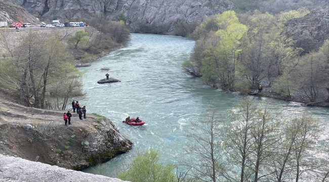 Munzur Çayı'nda kaybolan 3 kişiyi arama çalışmalarında su altında kalan otomobil çıkarıldı