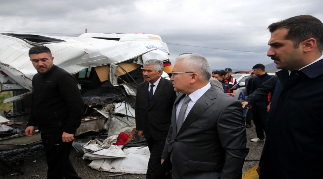 Sivas'ta tır ile yolcu minibüsünün çarpıştığı kazada 4 kişi öldü