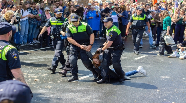 Hollanda'da yolu kapatarak eylem yapan 1579 çevreci gözaltına alındı