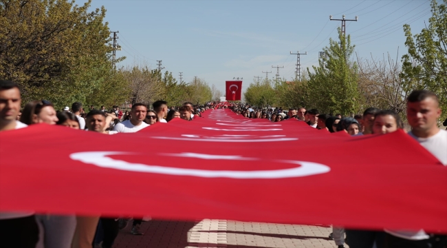 Ihlara Vadisi'nde 2023 genç, 3 bin metrekarelik Türk bayrağı açtı 