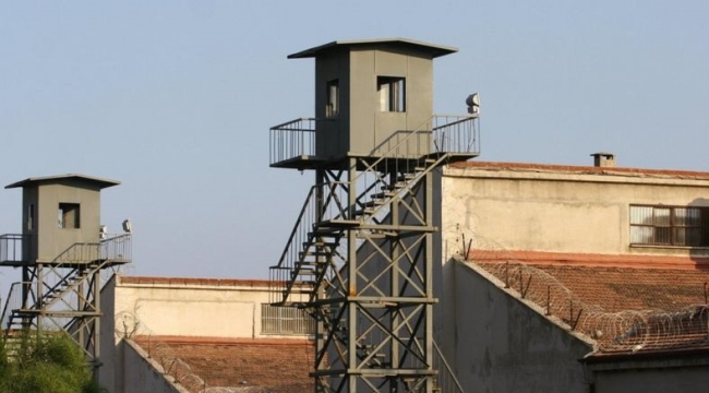 İnfaz koruma memurlarına küfür eden mahkumlara beraat kararı veriliyor