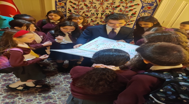 İngiltere'de öğrencilerden deprem nedeniyle Türk Büyükelçiliğine dayanışma ziyareti