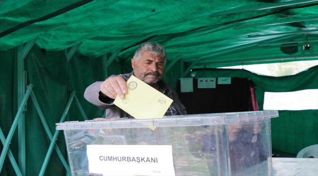 Kayseri'de 19 seçmenli mahallede vatandaşlar sandık başına gitti