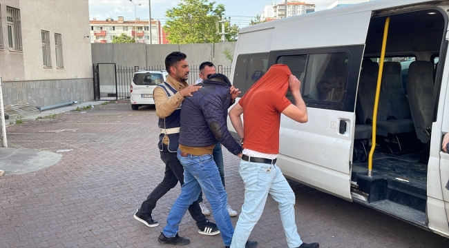 Kayseri'de yakalanan 2 firari hükümlü cezaevine teslim edildi