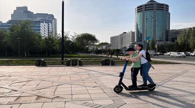 Kazakistan'da trafikte elektrikli skuter kullanmak isteyenlere ehliyet şartı getirildi