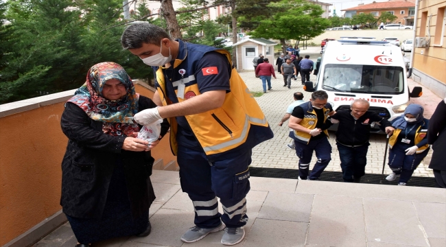 Kırıkkale'de hasta çift sağlık görevlilerinin yardımıyla oy kullandı