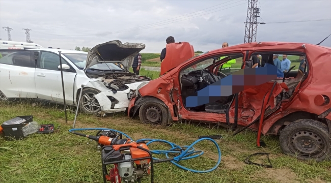 Kırklareli'nde iki otomobilin çarpıştığı kazada 1 kişi öldü, 4 kişi yaralandı