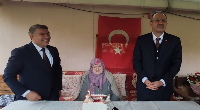 Kocaeli'de oğluyla yaşayan Şükriye nine 100. yaşını kutladı