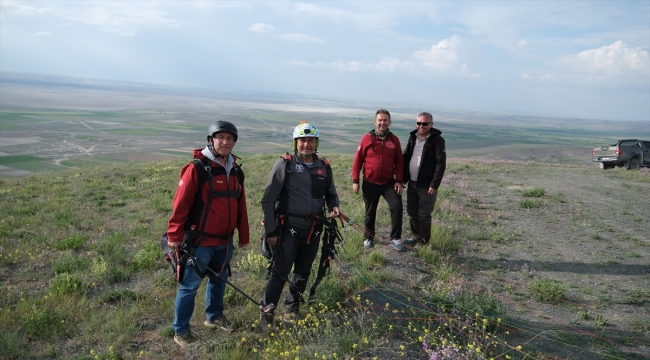 Konya'nın Karacadağ bölgesi doğal güzellikleriyle yamaç paraşütçülerin gözdesi olmaya aday