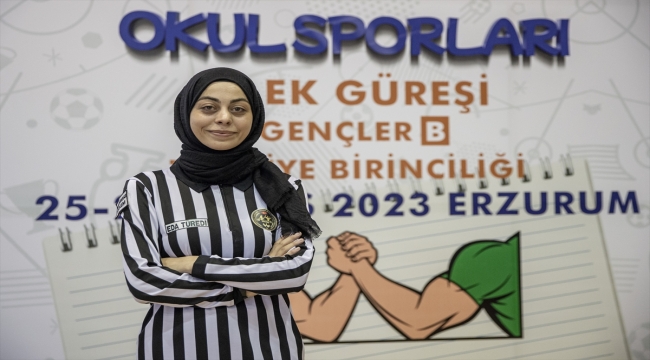 Lisede başladığı bilek güreşinde genç yaşta uluslararası hakem oldu