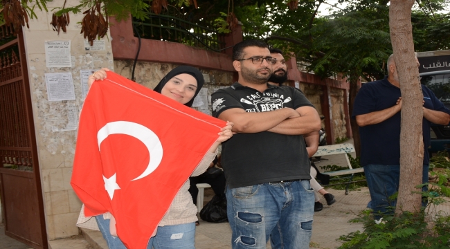 Lübnan'da Türkmenler Cumhurbaşkanı Erdoğan'ın seçim zaferi dolayısıyla tatlı dağıttı