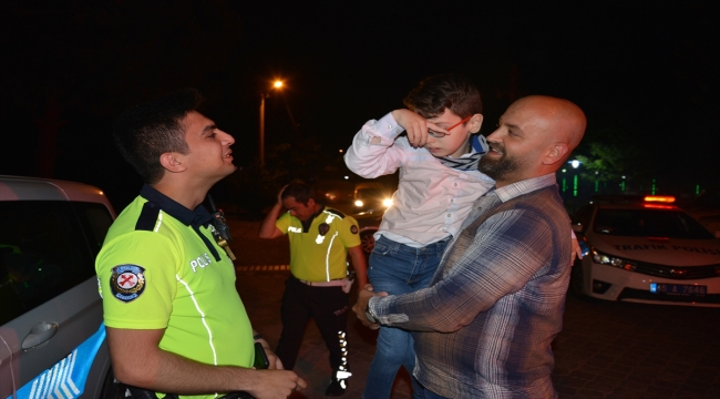 Manisa'da polis hayranı serebral palsili çocuğa polislerden sürpriz doğum günü kutlaması