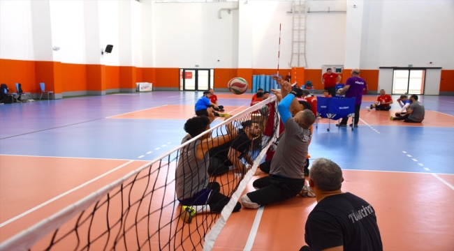 Oturarak voleybolda smaçlar, Avrupa Uluslar Altın Ligi'nin kazananı olmak için atılıyor