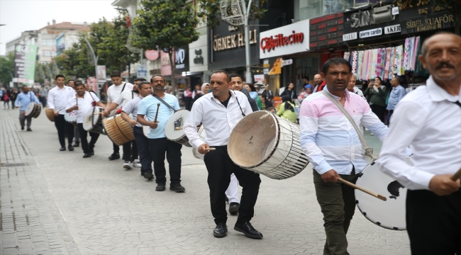 Sakarya'da davulcular seçmenleri manilerle oy kullanmaya çağırdı