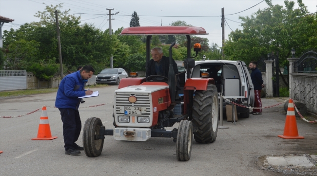 Sakarya'da traktör sürücülerine reflektör dağıtıldı