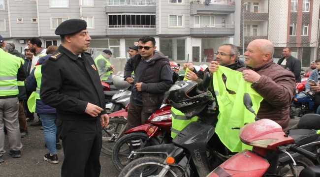 Samsun'da kırsaldaki bisiklet ve motosiklet sürücülerine reflektif yelek dağıtıldı