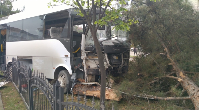 Samsun'da refüje çarpan personel servisindeki 9 kişi yaralandı