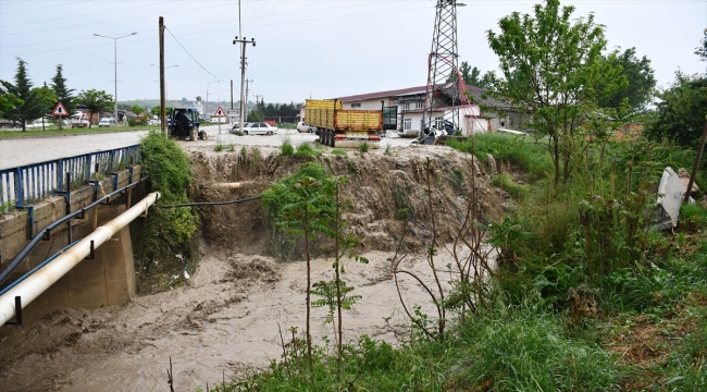 Samsun'da sağanak sonucu oluşan sel nedeniyle su baskınları meydana geldi