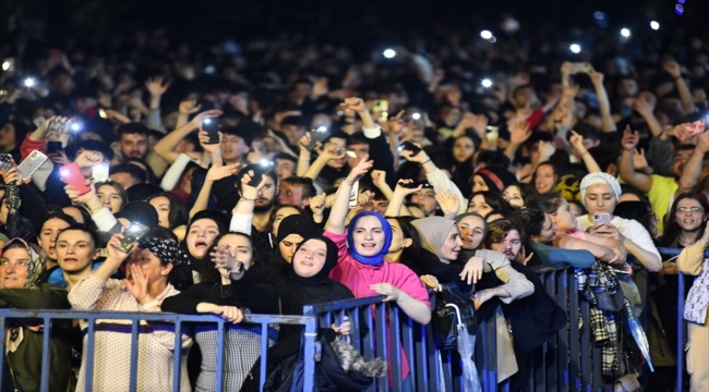 Sanatçı Sinan Akçıl Trabzon'da konser verdi