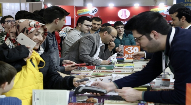 Sanayi ve Teknoloji Bakanı Varank, Bursa 20. Kitap Fuarı'nı ziyaret etti