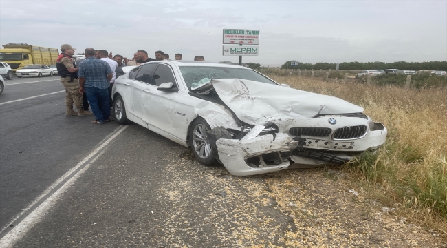 Şanlıurfa'da hafif ticari araç ile otomobil çarpıştı, 5 kişi yaralandı