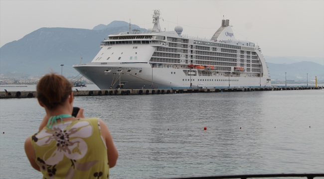 "Seven Seas Voyager" kruvaziyeri Alanya Limanı'na demirledi