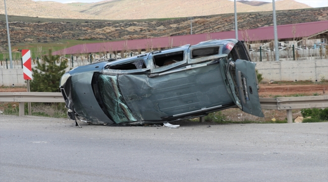 Sivas'ta hafif ticari araç ile tırın çarpıştığı kaza güvenlik kamerasına yansıdı