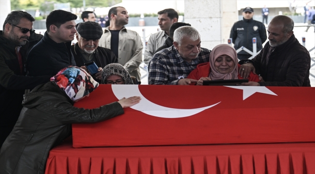 Suriye'deki patlamada şehit olan polis memuru Özgür Barçın, son yolculuğuna uğurlandı